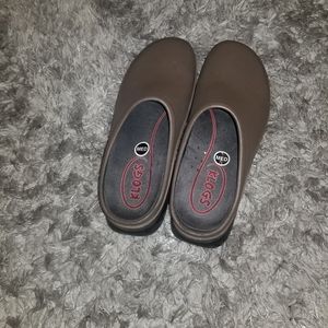 Klogs slip resistance